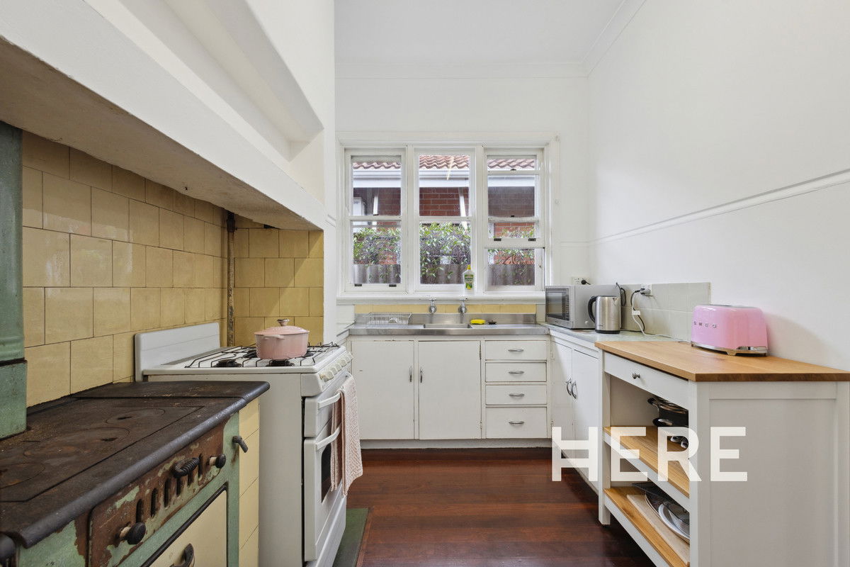 142 Holland Street, Wembley WA 6014-1