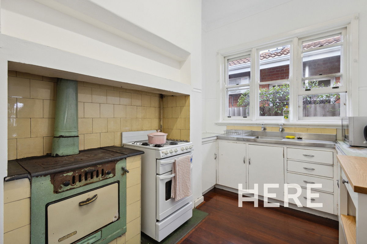 142 Holland Street, Wembley WA 6014-1