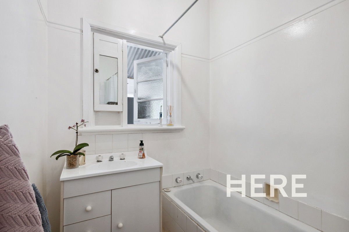 142 Holland Street, Wembley WA 6014-1